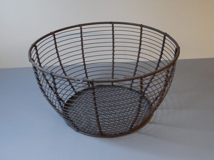 Carved metal fruit basket, iron table display, decorative object in the kitchen, large iron and wire fruit cup, - Image 3