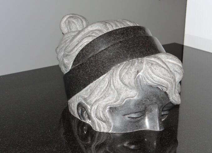 Table-sculpture with carved head in black granite, made by Sacha Sosno - Image 3