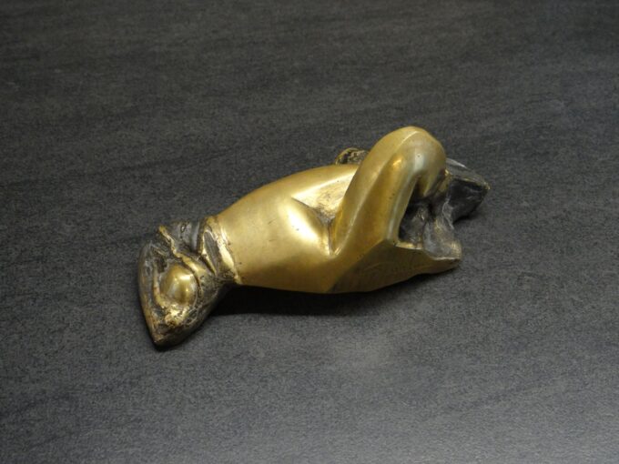 Claude Gaveau, statue en bronze signée et numerotée, jambes de femme nue allongée, – Image 3