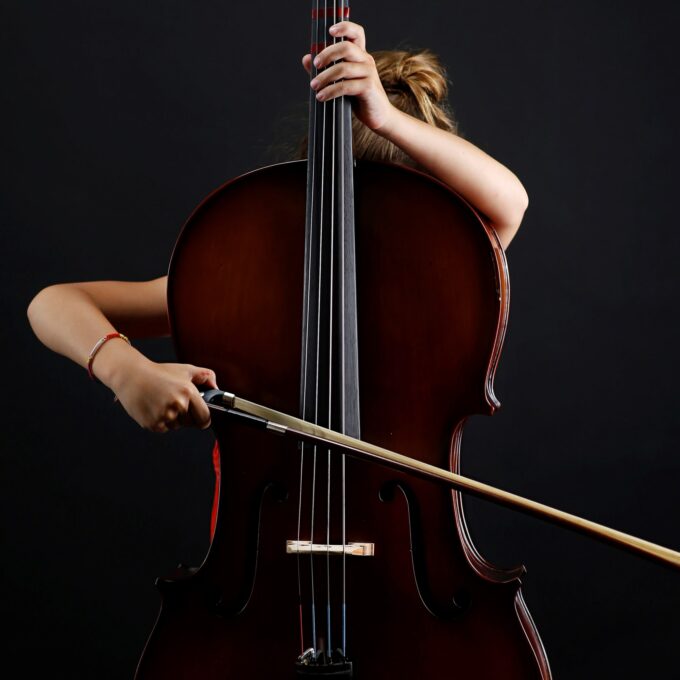 La violoncelliste, violoncelle et archet, photographie haute définition , Stradivarius, technique de virtuose, Jean-Luc Herbert,