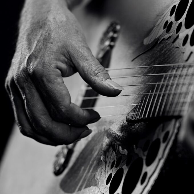 Photographie d'art, le musicien, arpèges et vibrato, guitare acoustique, style musical, grille d'accords et mélodies, le guitariste, Jean-Luc Herbert