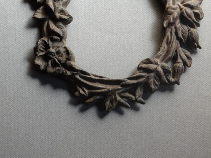 Cadre rond vintage en fonte, couronne de fleurs, support miroir ou cadre photo, décoration de charme, l'ange et son petit livre, – Image 3