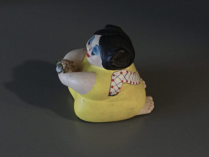 Statuette of praying woman with bouquet, Mexican vintage pottery Botero style, decorative statuette, handmade crafts, - Image 2