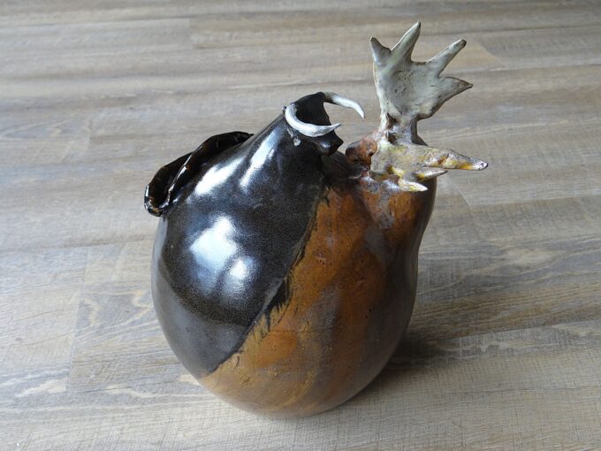 Vase sculpture de Alexandre Kostanda, combat entre taureau et cerf, poterie de collection de Vallauris