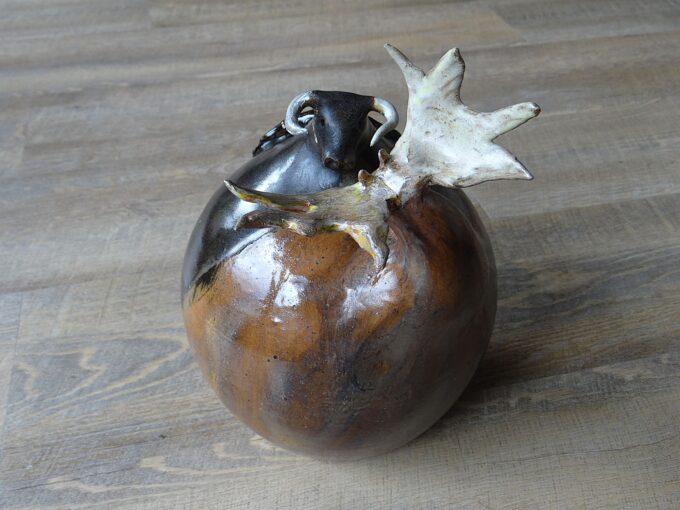 Vase sculpture de Alexandre Kostanda, combat entre taureau et cerf, poterie de collection de Vallauris – Image 2