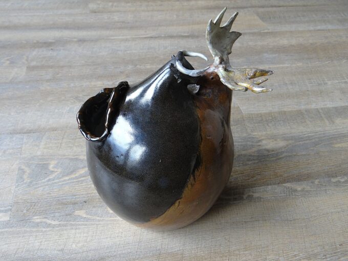 Vase sculpture de Alexandre Kostanda, combat entre taureau et cerf, poterie de collection de Vallauris – Image 3