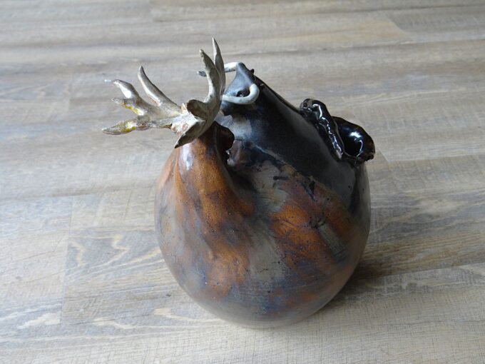 Vase sculpture de Alexandre Kostanda, combat entre taureau et cerf, poterie de collection de Vallauris – Image 5