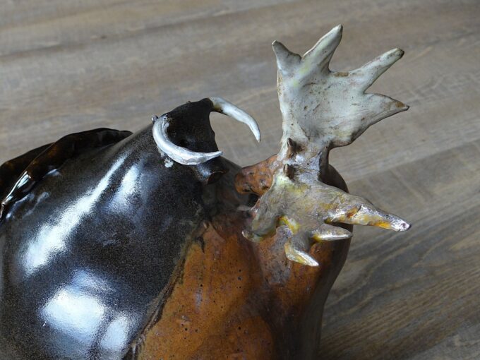 Vase sculpture de Alexandre Kostanda, combat entre taureau et cerf, poterie de collection de Vallauris – Image 7