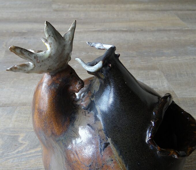 Vase sculpture de Alexandre Kostanda, combat entre taureau et cerf, poterie de collection de Vallauris – Image 8