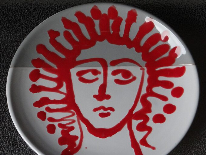 Dessert plate, Nicola Fasano, portrait in red on white and gray background, Italian ceramic - Image 2