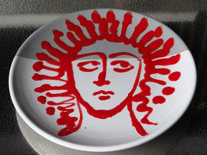 Dessert plate, Nicola Fasano, portrait in red on white and gray background, Italian ceramic - Image 3