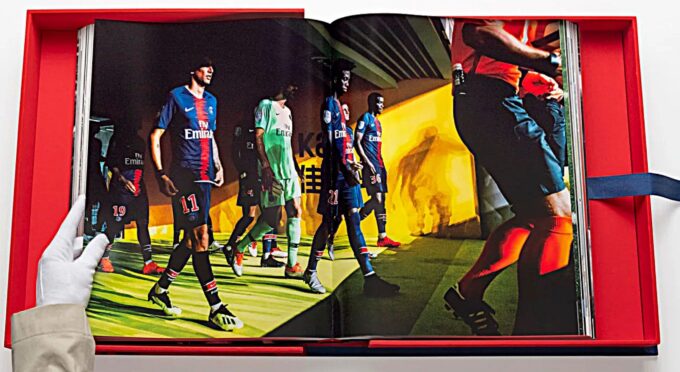 photo de footballers entrant dans le stade