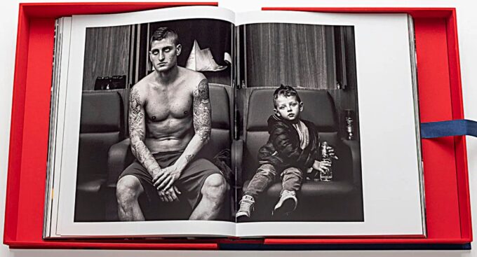 photo d'un footballer et de la releve