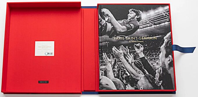livre PSG dans son etui Assouline